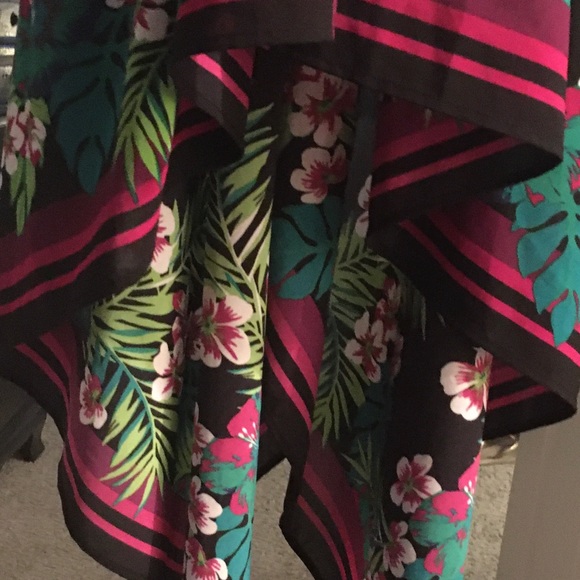 Floral Handkerchief Dress, perfect for vacation!🌺 - Picture 4 of 4